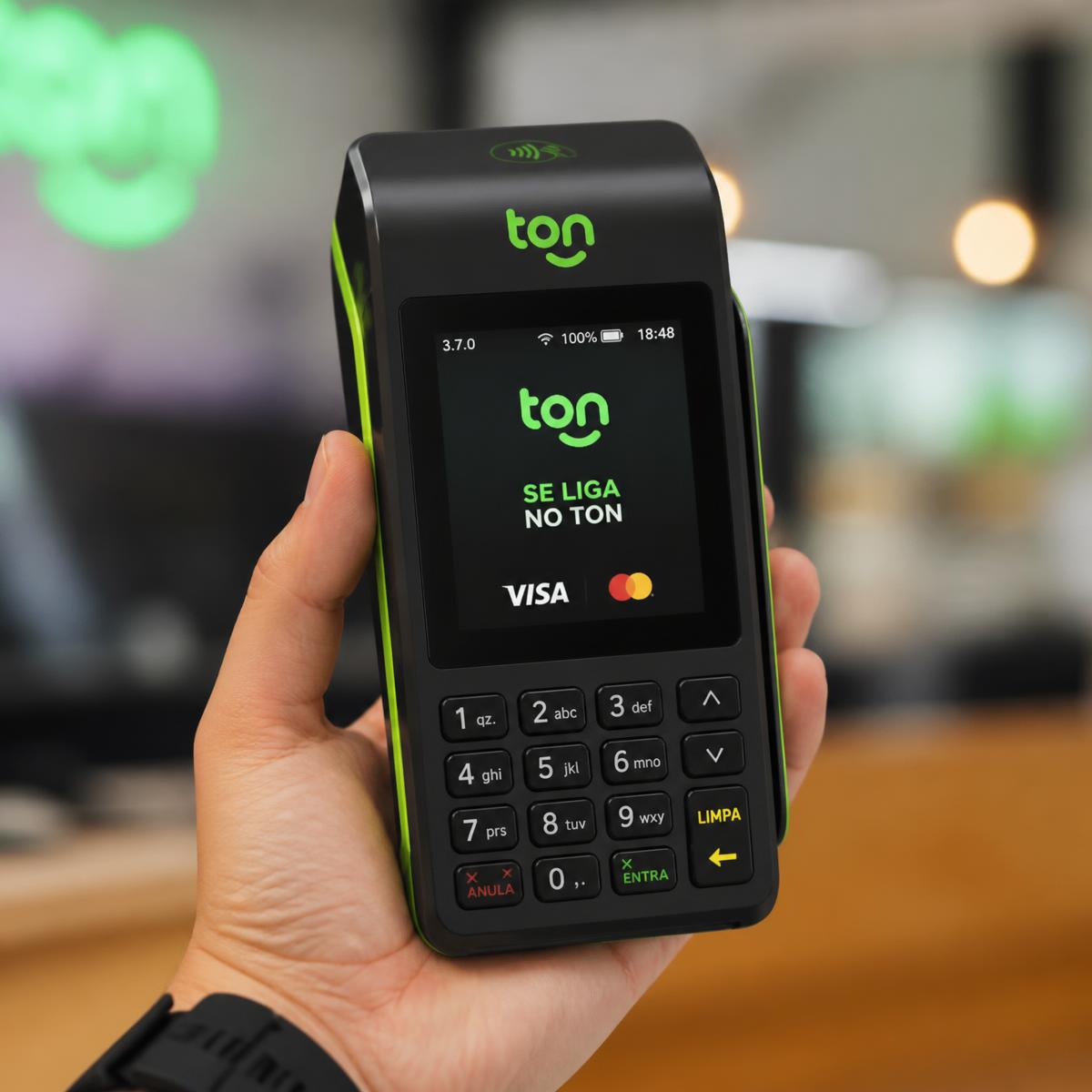 Maquininha T3 TON MEGA+ sendo usada por um empreendedor